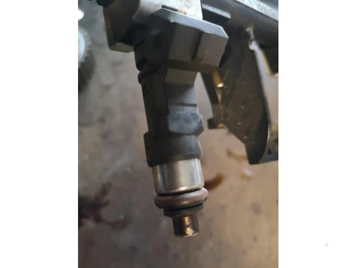 Injector (petrol injection) from a Ford Focus 2011