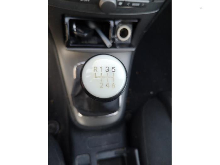 Caja de cambios de un Toyota Avensis Wagon (T25/B1E) 2.2 D-4D 16V D-CAT 2005