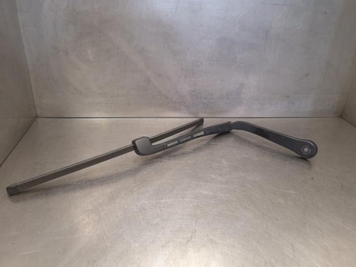 Front wiper arm from a BMW 3 serie (E90) 320i 16V 2007