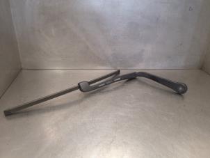 Used Front wiper arm BMW 3 serie (E90) 320i 16V Price on request offered by Bongers Auto-Onderdelen Zeeland