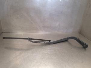 Used Front wiper arm BMW 3 serie (E90) 320i 16V Price on request offered by Bongers Auto-Onderdelen Zeeland