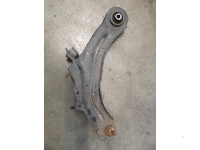 Front wishbone, left from a Renault Captur (2R) 0.9 Energy TCE 12V 2015