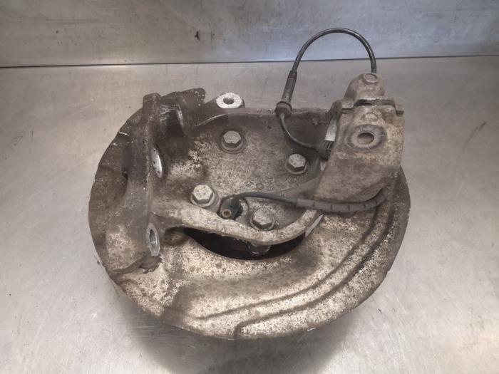 Knuckle, front left from a BMW 1 serie (E87/87N) 120d 16V 2008