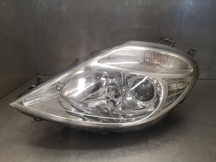 Headlight, left from a Citroën C8 (EA/EB) 2.0 HDiF 16V 2005