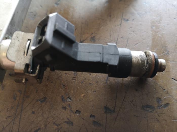 Injector (petrol injection) from a Opel Corsa 2012