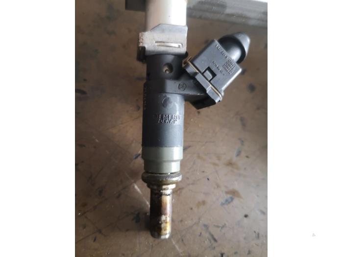 Injector (petrol injection) from a BMW 3 serie (E90) 320i 16V 2007