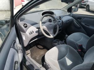 Usados Juego y módulo de airbag Toyota Yaris (P1) 1.0 16V VVT-i Precio de solicitud ofrecido por Bongers Auto-Onderdelen Zeeland