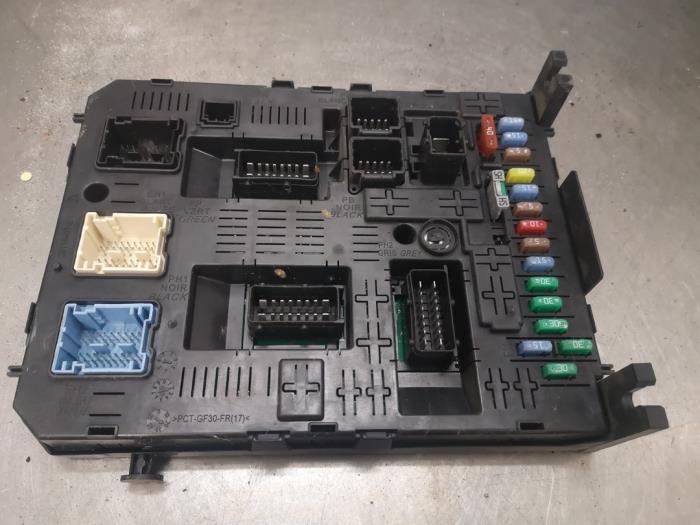 Fuse box Peugeot 307 SW 2.0 HDi 135 16V FAP - 966405908001