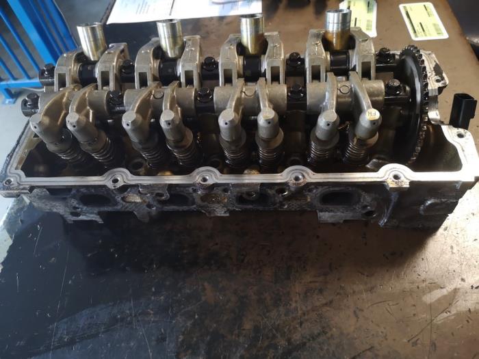 Cylinder head from a Mini ONE 2003