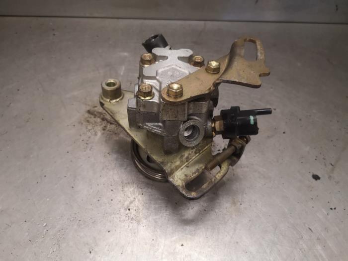 Begagnade Servostyrningspump Daihatsu Charade (G200/203) 1.5 SG,SR 16V MPI Valera Pris på förfrågan erbjuds av Bongers Auto-Onderdelen Zeeland