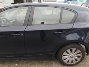 Używane Drzwi lewe tylne wersja 4-drzwiowa BMW 1 serie (E87/87N) 118d 16V Cena na żądanie oferowane przez Bongers Auto-Onderdelen Zeeland