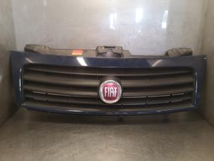 Used Grille Fiat Scudo (270) 1.6 D Multijet DPF Price on request offered by Bongers Auto-Onderdelen Zeeland