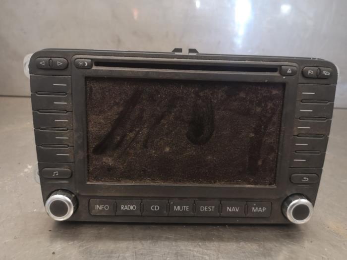 Radio van een Volkswagen Passat Variant (3C5) 2.0 TDI 140 2006
