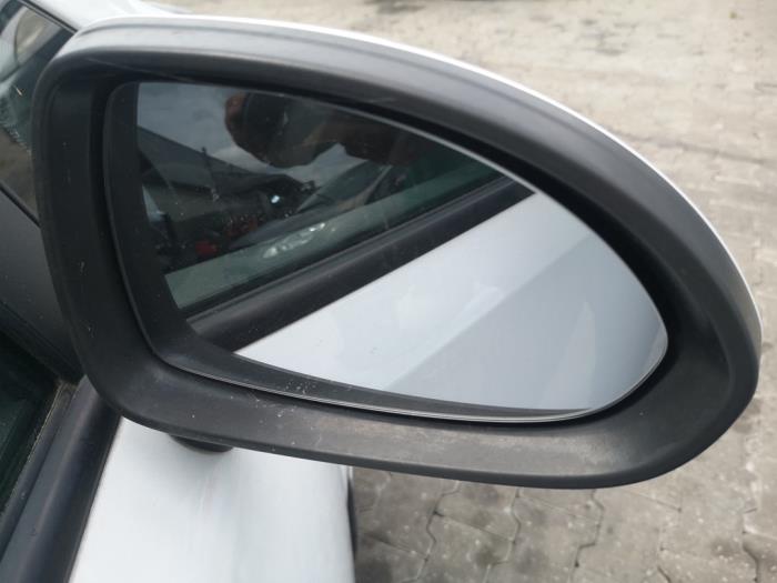 Außenspiegel rechts van een Opel Corsa D 1.4 16V Twinport 2011