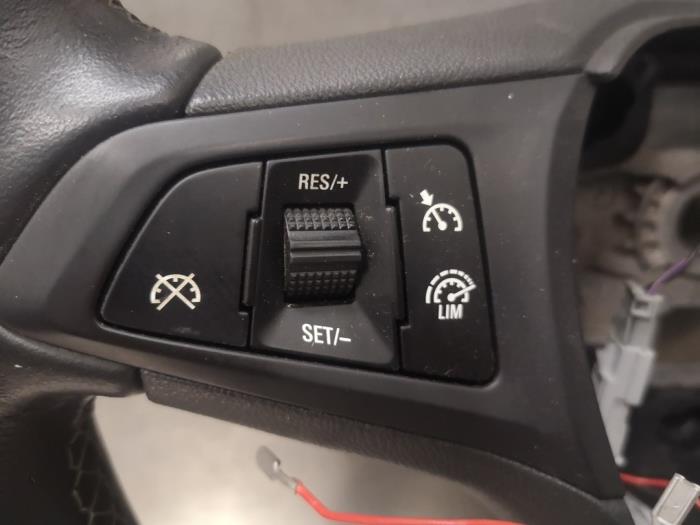 Steering wheel from a Opel Corsa E 1.3 CDTi 16V ecoFLEX 2017