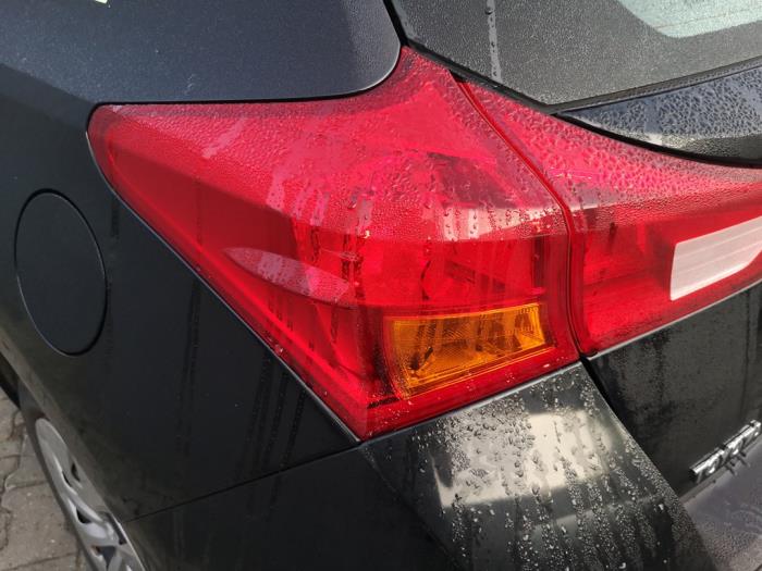 Feu arrière gauche d'un Toyota Auris (E18) 1.3 VVT-I 16V 2015