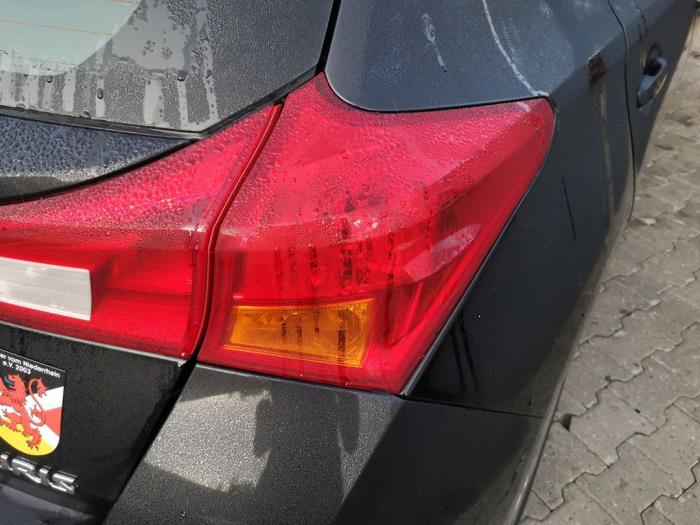 Taillight, right from a Toyota Auris (E18) 1.3 VVT-I 16V 2015