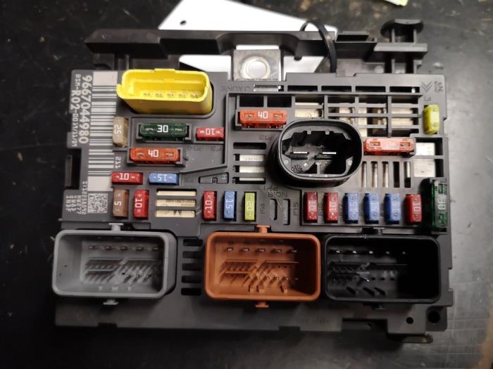 Fuse box Peugeot 5008 I 1.6 VTI 16V 9667044980