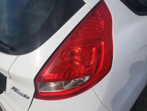 Używane Tylne swiatlo pozycyjne prawe Ford Fiesta 6 (JA8) 1.25 16V Cena na żądanie oferowane przez Bongers Auto-Onderdelen Zeeland