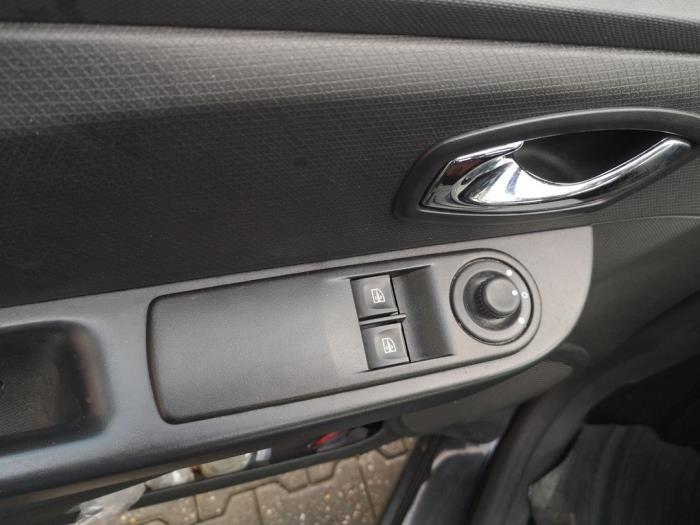 Außenspiegel links van een Renault Clio IV (5R) 1.2 16V GPL 2013