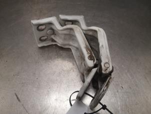 Used Rear door hinge, right Renault Master IV (MA/MB/MC/MD/MH/MF/MG/MH) 2.3 dCi 16V Price on request offered by Bongers Auto-Onderdelen Zeeland