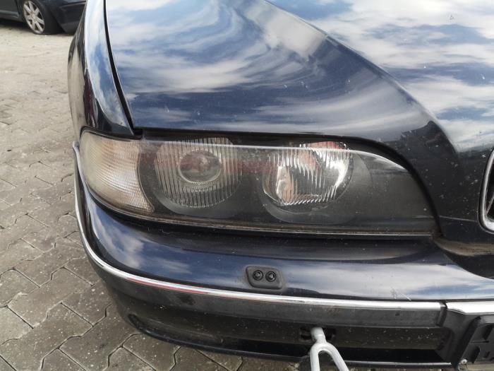 Headlight, right from a BMW 5 serie Touring (E39) 520i 24V 2000
