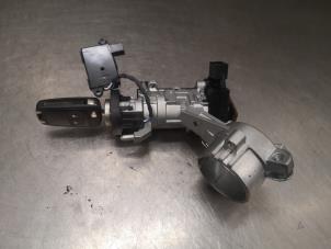 Used Ignition lock + key Opel Corsa E 1.3 CDTi 16V ecoFLEX Price on request offered by Bongers Auto-Onderdelen Zeeland