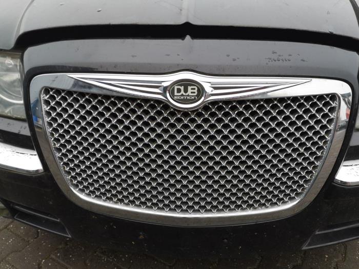 Używane Grill Chrysler 300 C 3.5 V6 24V Cena na żądanie oferowane przez Bongers Auto-Onderdelen Zeeland