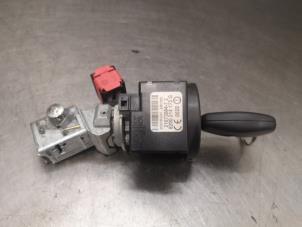 Used Ignition lock + key Renault Clio III (BR/CR) 1.2 16V 75 Price on request offered by Bongers Auto-Onderdelen Zeeland