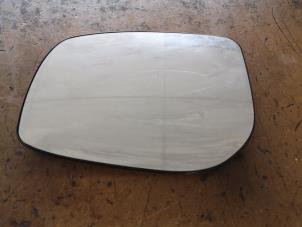 Used Mirror glass, left Toyota Yaris II (P9) 1.4 D-4D Price on request offered by Bongers Auto-Onderdelen Zeeland