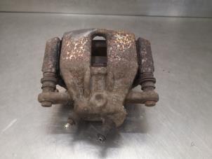 Used Front brake calliper, left Renault Clio III (BR/CR) 1.5 dCi 85 Price on request offered by Bongers Auto-Onderdelen Zeeland