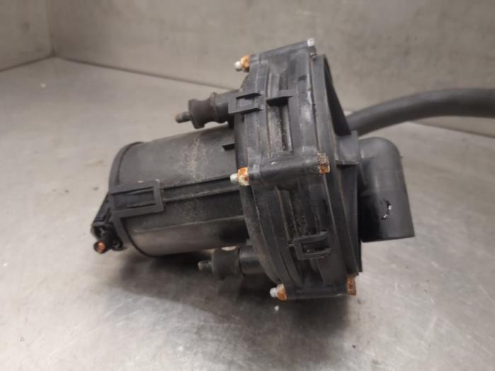 Secondary pump from a BMW 3 serie (E46/4) 316i 2001