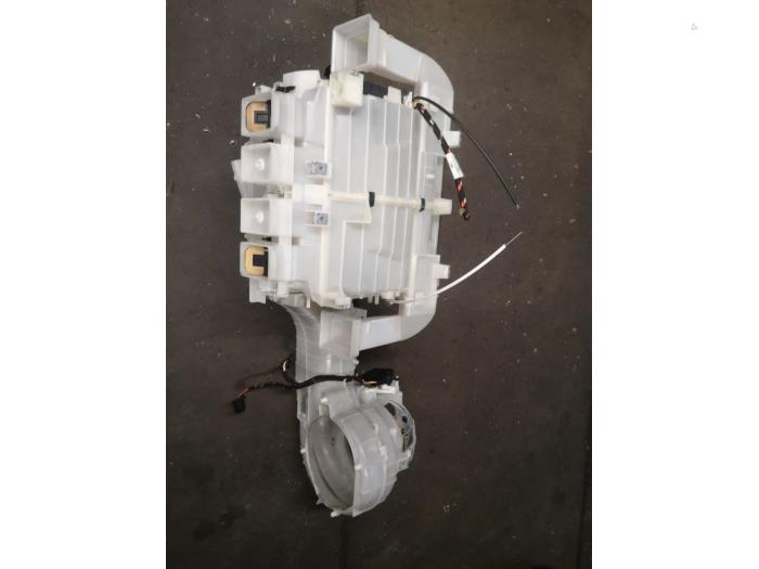 Heater housing from a Peugeot Partner Tepee (7A/B/C/D/E/F/G/J/P/S) 1.6 HDI 90 16V Phase 1 2009