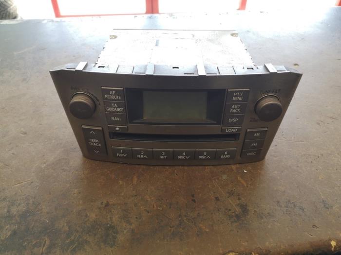 Radio van een Toyota Avensis Verso (M20) 2.4 16V VVT-i D4 2007