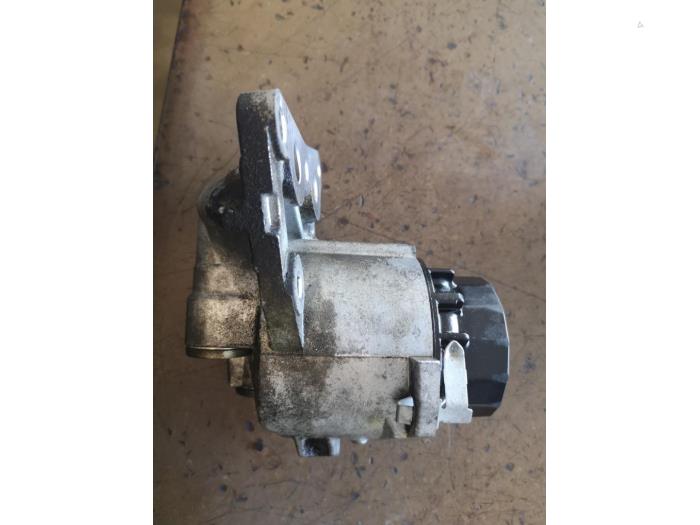 Oil filter housing Toyota Prius 1.8 16V 2ZRFXE