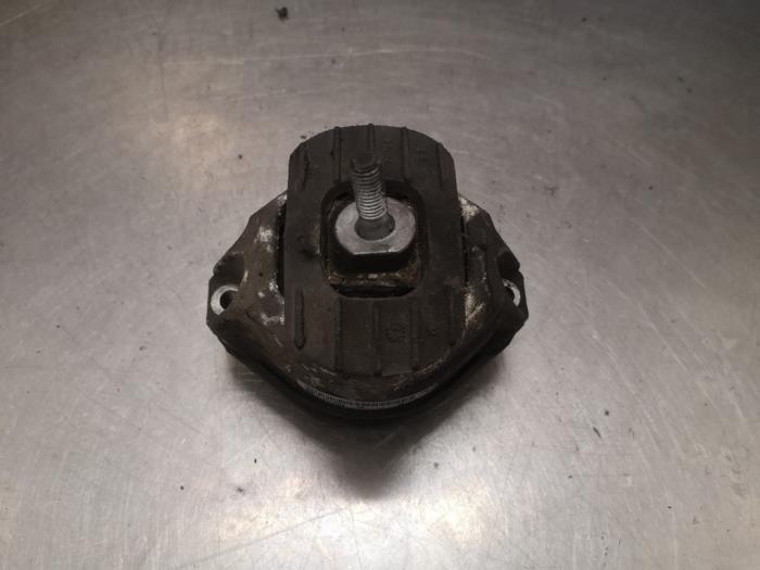 Engine mount from a BMW 5 serie Touring (E61) 525d 24V 2005