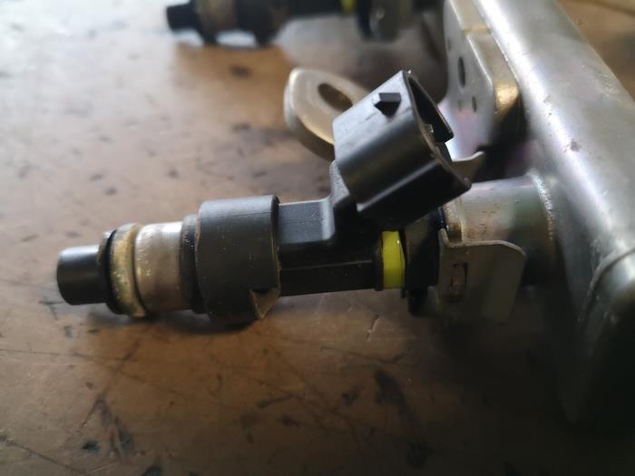Injector (petrol injection) from a Renault Megane Scenic 2009