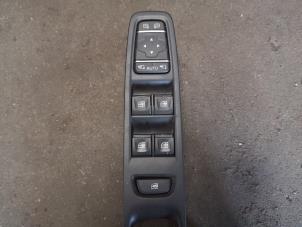 Used Electric window switch Renault Clio Price on request offered by Bongers Auto-Onderdelen Zeeland
