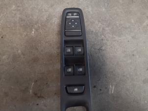 Used Electric window switch Renault Clio Price on request offered by Bongers Auto-Onderdelen Zeeland