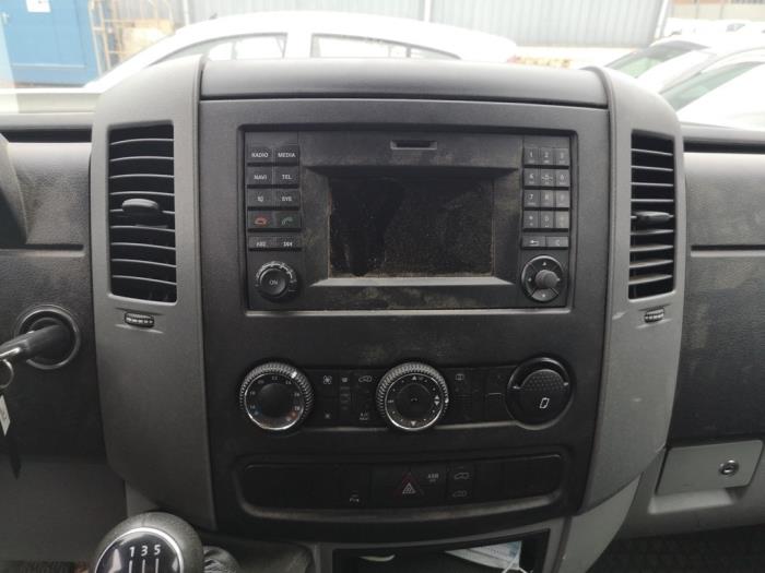 Używane Radio Volkswagen Crafter 2.0 TDI 16V Cena € 250,00 Procedura marży oferowane przez Bongers Auto-Onderdelen Zeeland