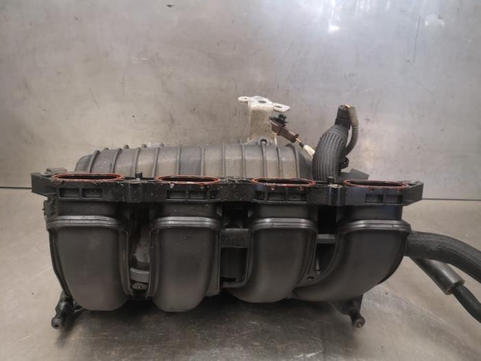 Intake manifold from a Peugeot 207 CC (WB) 1.6 16V 2008