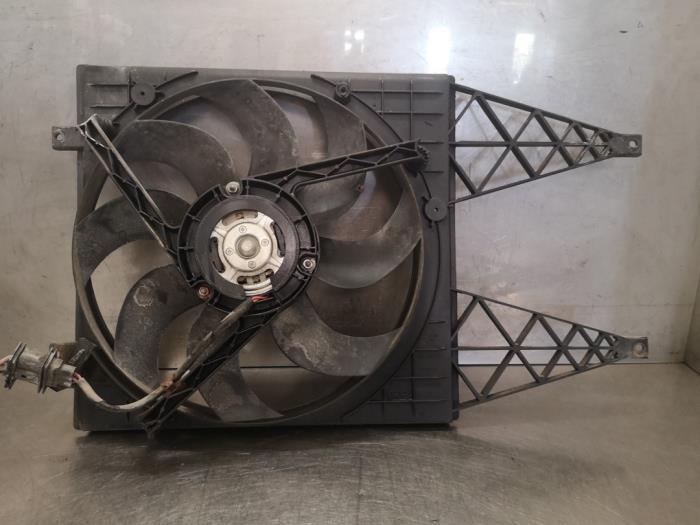 Cooling fans from a Volkswagen Polo IV (9N1/2/3) 1.2 2006