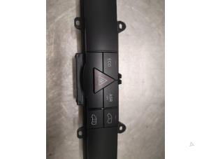 Usados Interruptor de luz de pánico Mercedes Sprinter 3,5t (906.63) 316 CDI 16V Precio de solicitud ofrecido por Bongers Auto-Onderdelen Zeeland