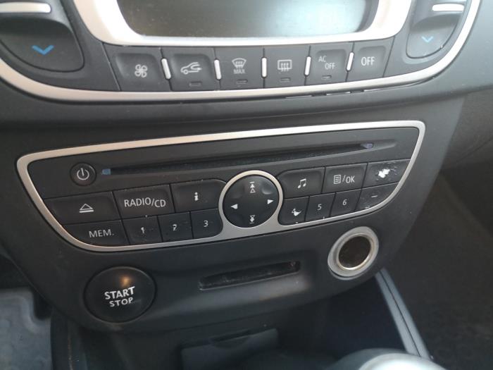 Używane Radio Renault Megane III Grandtour (KZ) 1.5 dCi 110 Cena na żądanie oferowane przez Bongers Auto-Onderdelen Zeeland