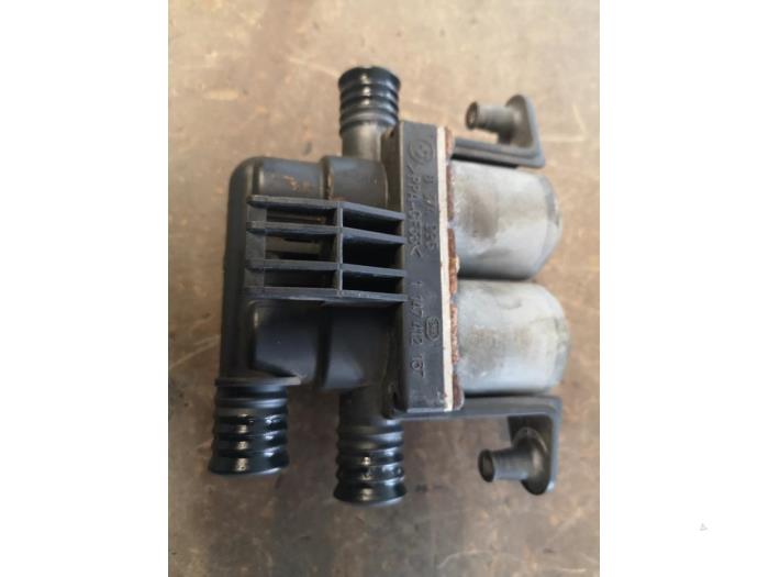 Begagnade Extra vattenpump BMW 5 serie Touring (E39) 520i 24V Pris på förfrågan erbjuds av Bongers Auto-Onderdelen Zeeland