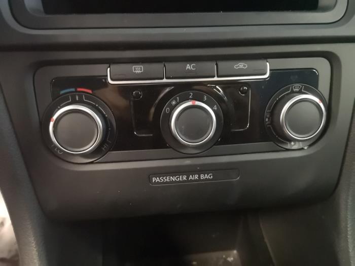 Panel sterowania klimatyzacji z Volkswagen Golf VI (5K1) 1.6 TDI 16V 2011