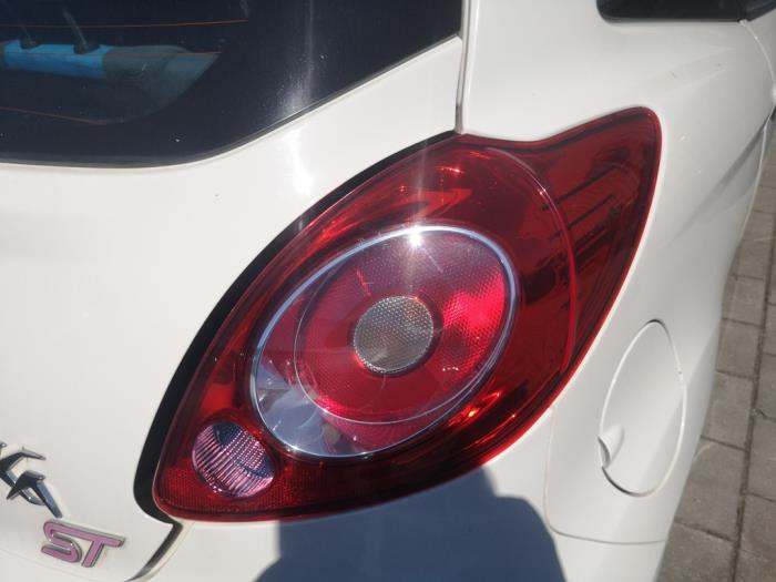 Luz trasera derecha de un Ford Ka II 1.2 2011