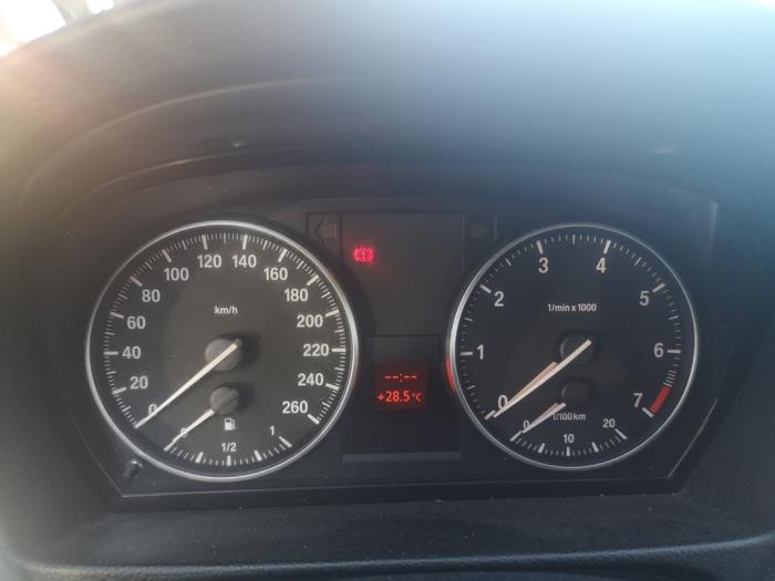Odometer KM from a BMW 3 serie (E90) 318i 16V 2007
