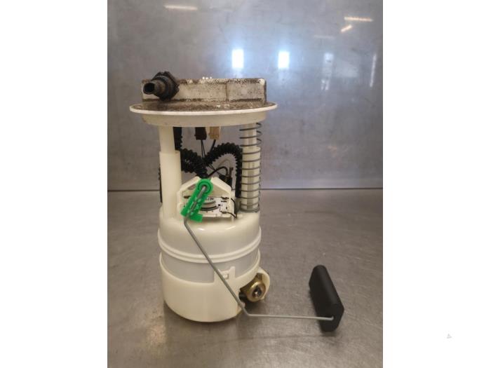 Electric fuel pump from a Renault Clio III (BR/CR) 1.2 16V 65 2006
