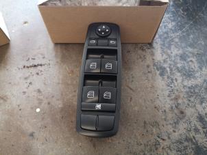 New Electric window switch Mercedes GL (X164) 3.0 GL 320 CDI V6 24V Price € 72,60 Inclusive VAT offered by Bongers Auto-Onderdelen Zeeland